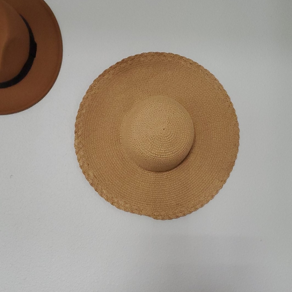 Wide brim hat